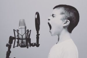 Tomar clases de canto reduce el estrés y el Párkinson